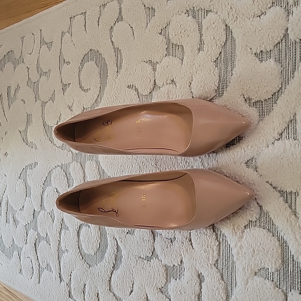 Christian Louboutin nude patent leather pointed toe size 39/9. EUC. 4" heel